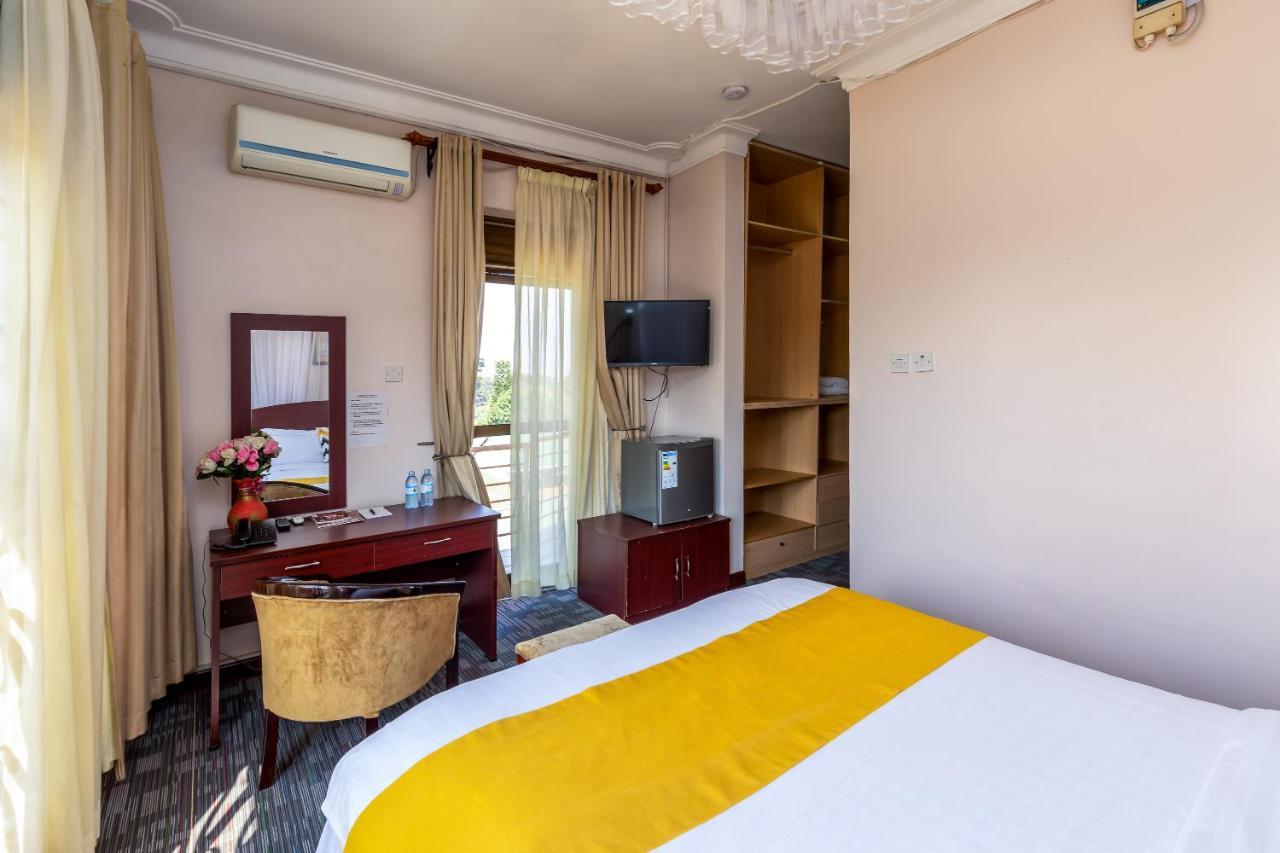 Entebbe Traveller'S Hotel Экстерьер фото