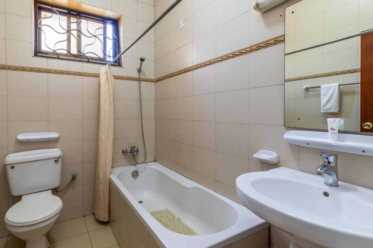 Entebbe Traveller'S Hotel Экстерьер фото