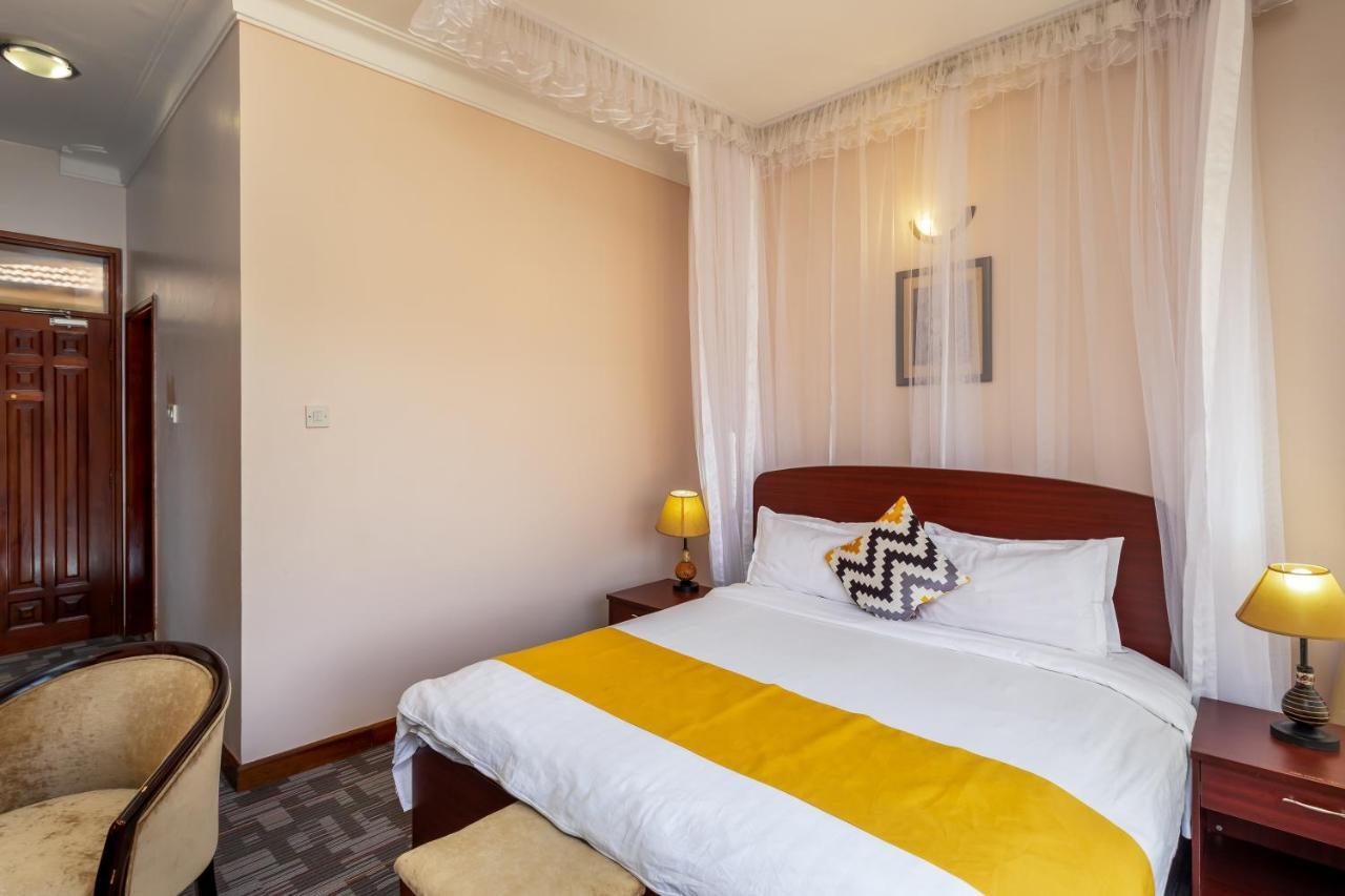 Entebbe Traveller'S Hotel Экстерьер фото