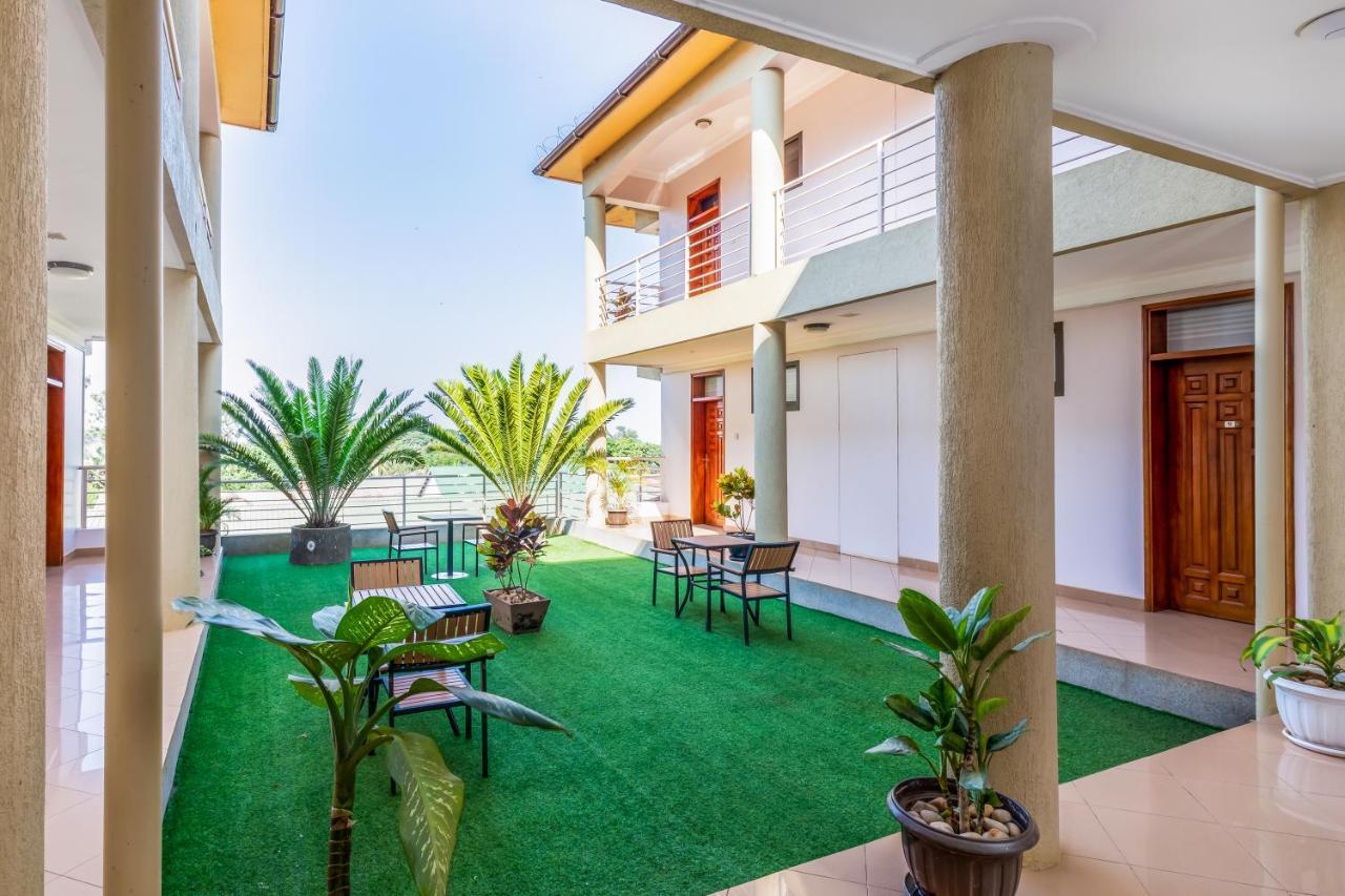 Entebbe Traveller'S Hotel Экстерьер фото