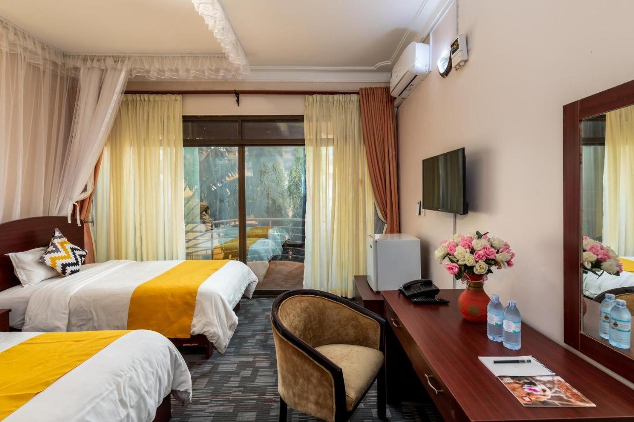 Entebbe Traveller'S Hotel Экстерьер фото