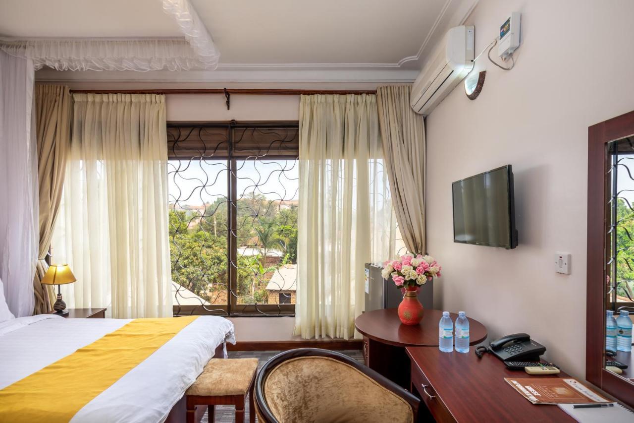 Entebbe Traveller'S Hotel Экстерьер фото