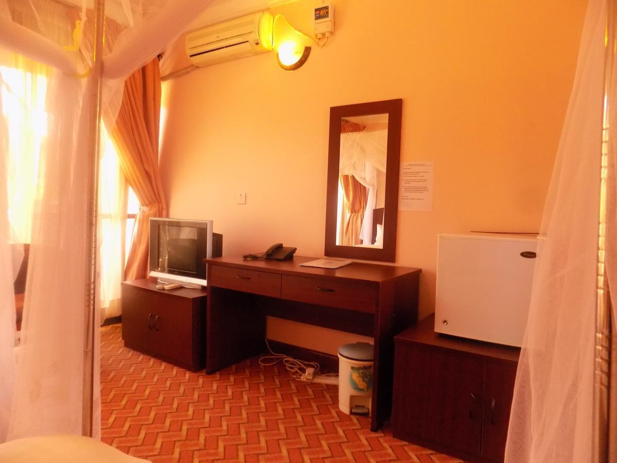 Entebbe Traveller'S Hotel Экстерьер фото