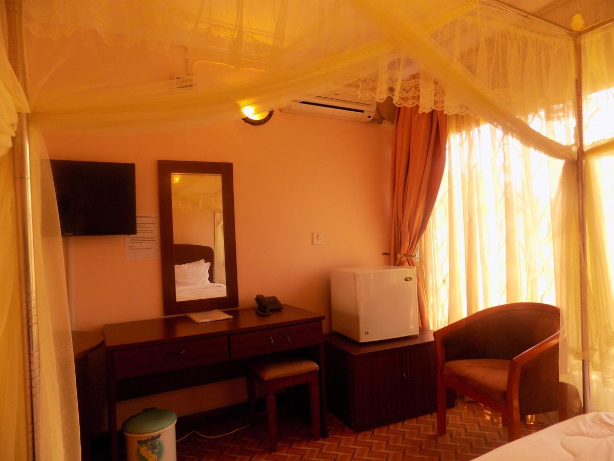 Entebbe Traveller'S Hotel Экстерьер фото