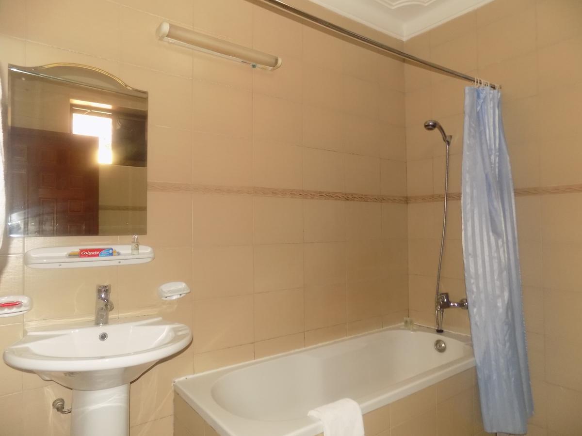 Entebbe Traveller'S Hotel Экстерьер фото