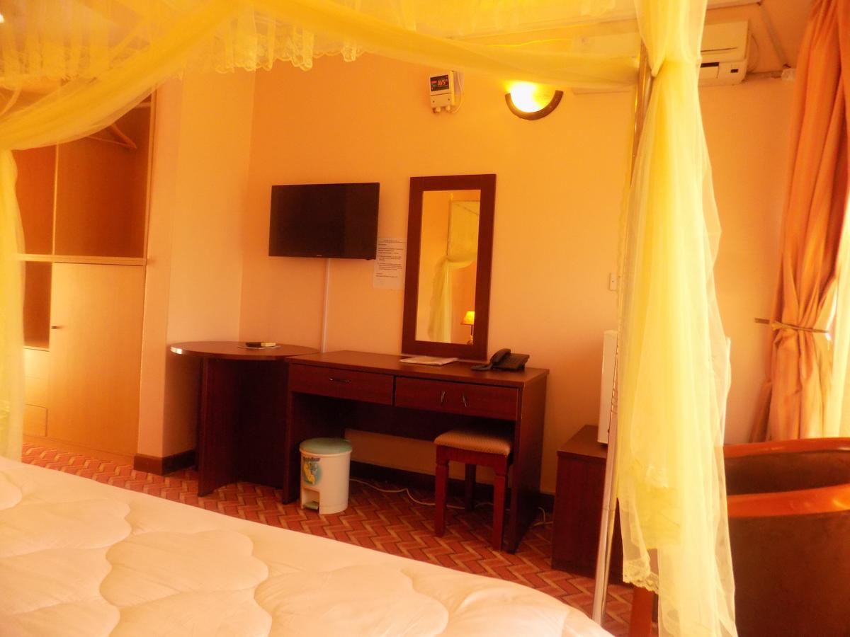 Entebbe Traveller'S Hotel Экстерьер фото