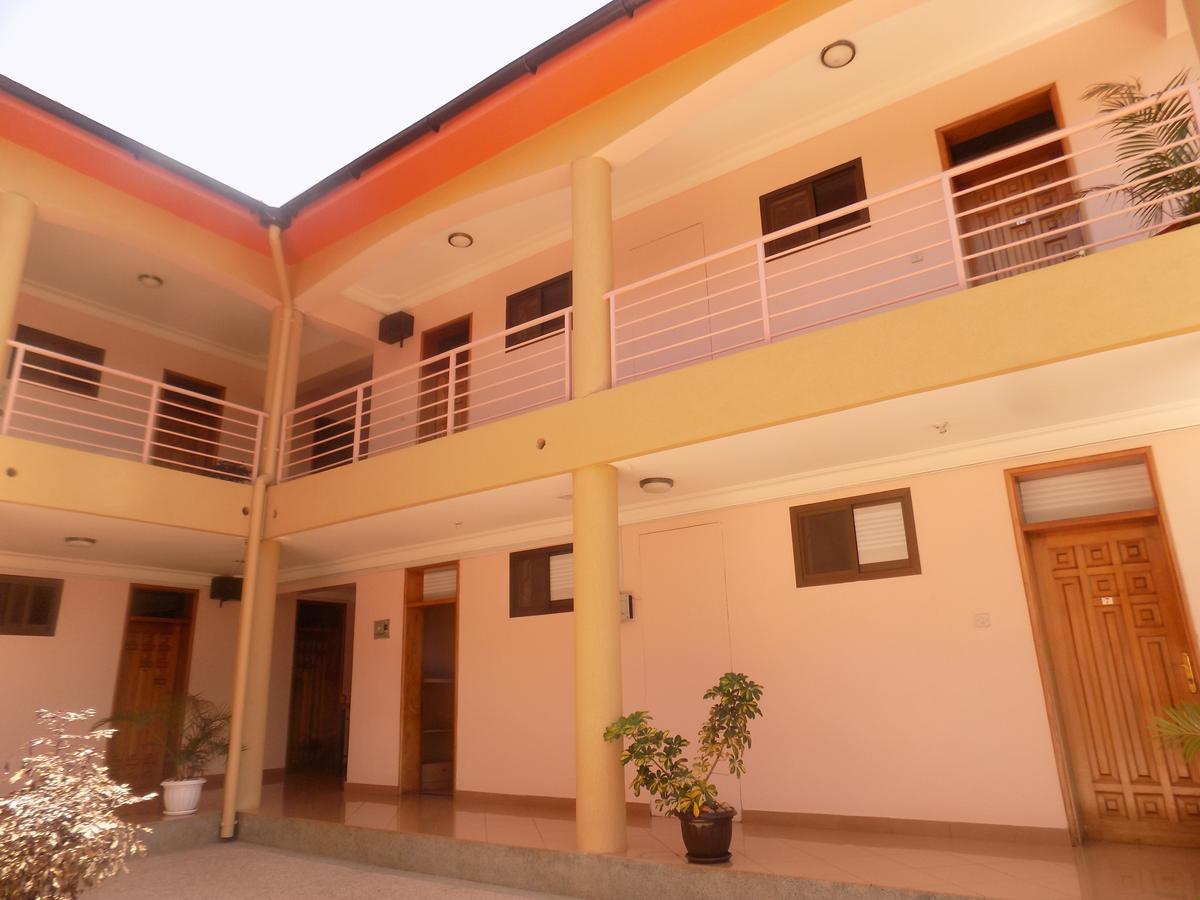 Entebbe Traveller'S Hotel Экстерьер фото