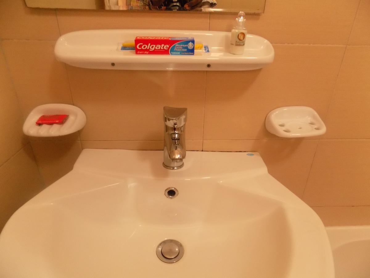 Entebbe Traveller'S Hotel Экстерьер фото