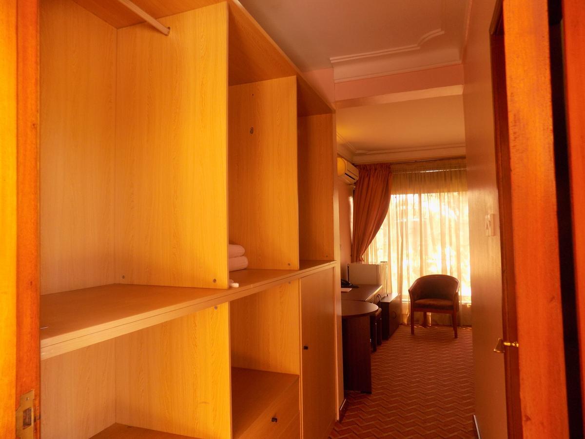 Entebbe Traveller'S Hotel Экстерьер фото