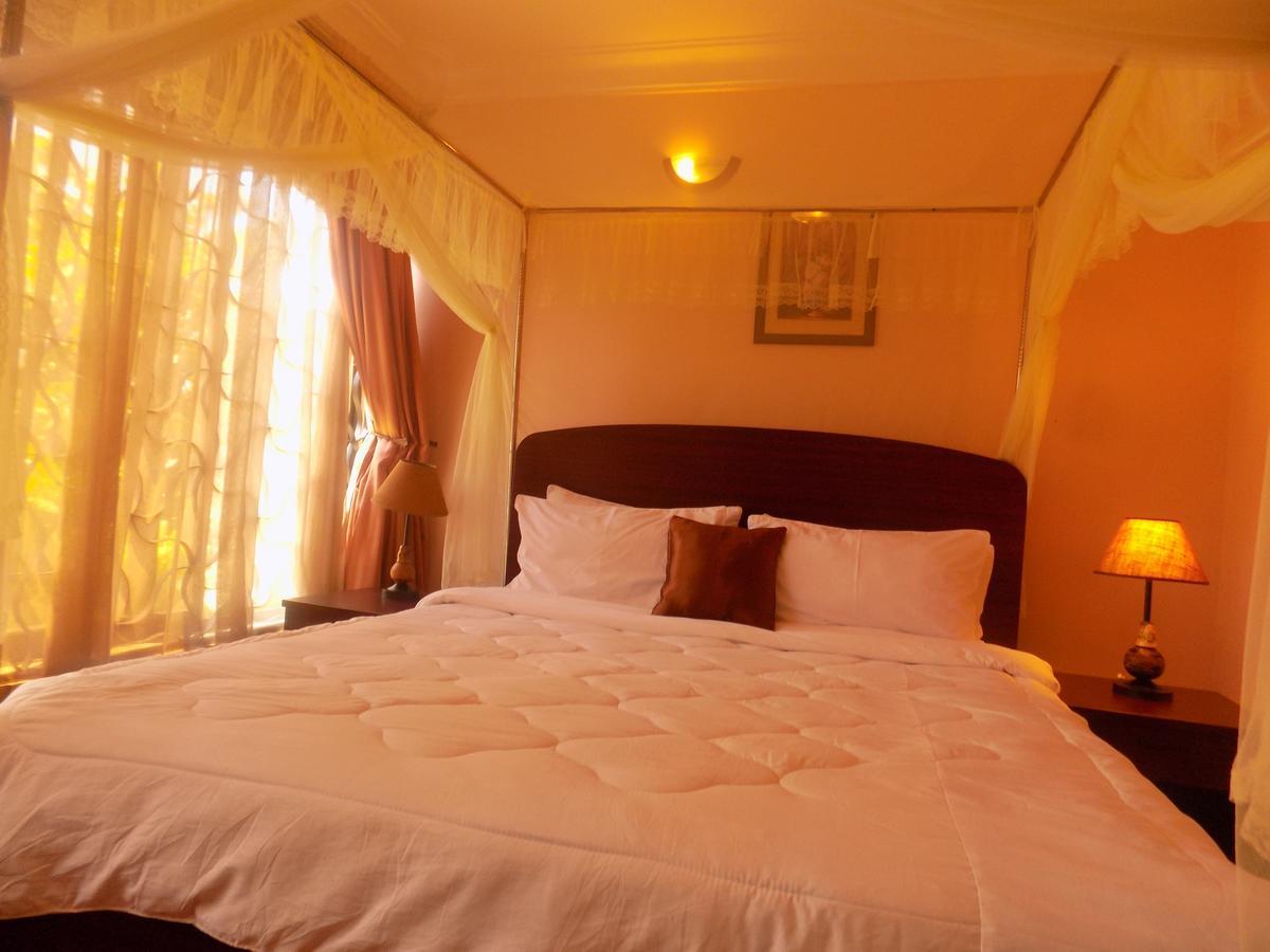Entebbe Traveller'S Hotel Экстерьер фото