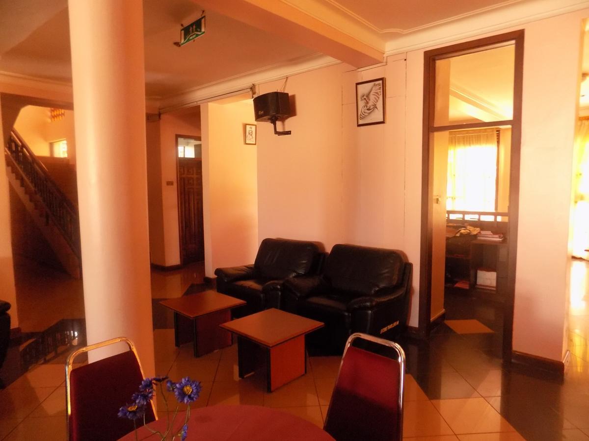 Entebbe Traveller'S Hotel Экстерьер фото