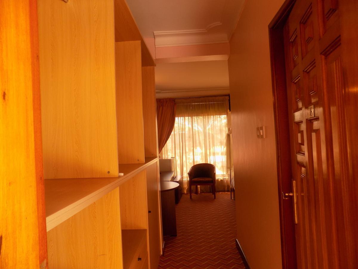 Entebbe Traveller'S Hotel Экстерьер фото