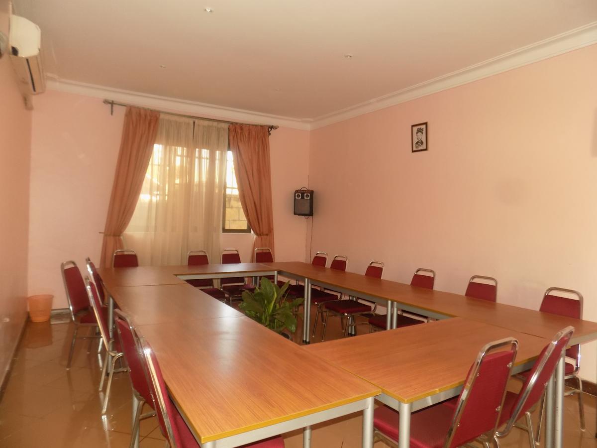 Entebbe Traveller'S Hotel Экстерьер фото